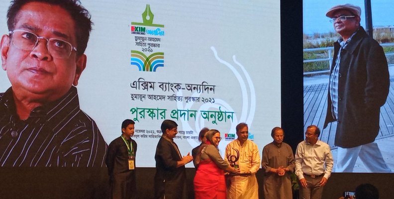 পুরস্কার নিচ্ছেন 'মৃত অ্যালবাট্রস চোখ' বইয়ের লেখক ফাতেমা আবেদীন পুরস্কার নিচ্ছেন 'মৃত অ্যালবাট্রস চোখ' বইয়ের লেখক ফাতেমা আবেদীন