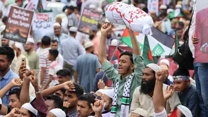 প্রতীকী শিশুর লাশ নিয়ে প্রতিবাদ জানাতে 'মার্চ ফর গাজা' কর্মসূচিতে একজন 7