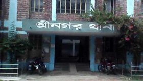 রাজহাঁস সঙ্গে নিয়ে থানায় নারী, দিলেন লিখিত অভিযোগ