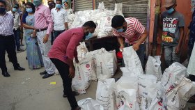 খাদ্য সহায়তা চেয়ে শাস্তি থেকে বাঁচতে ঋণ করে খাবার বিতরণ!