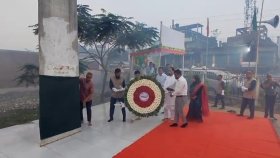 বিজয়স্তম্ভে বঙ্গবন্ধুর নামফলক কাপড়ে ঢেকে শ্রদ্ধাঞ্জলি, ক্ষোভ