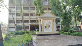বঙ্গবন্ধুর ম্যুরালের ওপর ‘উপজেলার মানচিত্র’ আঁকলেন ইউএনও