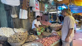 ‘বেতন বাড়ালে বাজারে প্রভাব পড়বে, হিসাব করেই ধাপে ধাপে বাস্তবায়ন’