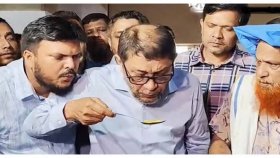 খাবার মুখে দেওয়ার সময় স্বাস্থ্যমন্ত্রীর চামচে ফুঁ দেওয়া লোকটি কে