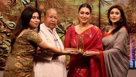 অপুর পারফরম্যান্সে খুশি হয়ে সোনার কলস দিলেন সাগর