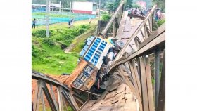 ট্রাকসহ ভেঙে পড়লো সেতু