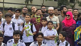 মিরপুরে শিক্ষার্থীদের মাঝে গাছের চারা বিতরণ করলেন এনসিপি নেতা