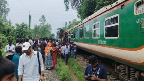 ট্রেনের ধাক্কায় উল্টে গেলো ট্রাক, দেড় ঘণ্টা বন্ধ ঢাকা-চট্টগ্রাম রেলযোগাযোগ