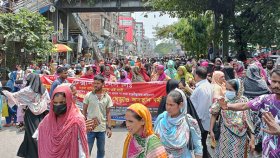 রামপুরায় পোশাক শ্রমিকদের সড়ক অবরোধ, যান চলাচল বন্ধ