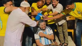 ১০ লিটার দুধ দিয়ে গোসল করে ব্রাজিলে যোগ দিলেন আর্জেন্টিনার সমর্থক