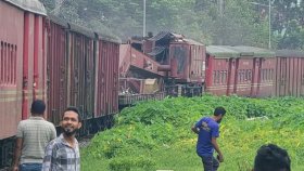 যে ট্রেন উদ্ধার করতে গেলো সেটিও লাইনচ্যুত