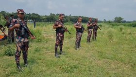 বিএসএফের পুশইন করা ১২ জনকে ঢুকতে দেয়নি বিজিবি-স্থানীয়রা, সীমান্তে অবস্থান