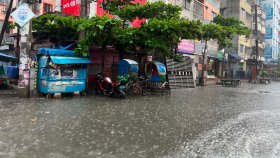 হঠাৎ বৃষ্টিতে রাজধানীতে স্বস্তি, কোথাও ভোগান্তি