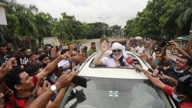 কেন বেনজীরের গ্রেপ্তারের খবরে ‘মজা’ লিখলেন পরী মনি?