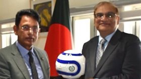 বাংলাদেশের স্কুলে বিতরণের জন্য ১ হাজার ফুটবল দিলো পাকিস্তান