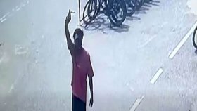 প্রকাশ্যে গুলি করতে করতে হেঁটে যাওয়া যুবক কে?