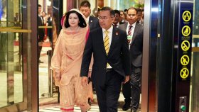 হাই স্পিড ট্রেরে বেইজিংয়ের পথে প্রধানমন্ত্রী