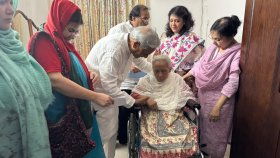 অসুস্থ শবনম মুশতারীকে দেখতে বাসায় সংস্কৃতিমন্ত্রী-প্রতিমন্ত্রী, দিলেন আর্থিক সহায়তা