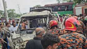 বাসের সঙ্গে পিকআপের সংঘর্ষে তিন জন নিহত, সঙ্গে ৭ গরুর মৃত্যু