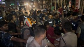 জবি শিক্ষার্থীদের ওপর পুলিশের লাঠিচার্জ, সাংবাদিকসহ আহত ১৩