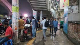 চাঁদার বিনিময়ে দোকান, মেট্রো স্টেশনে যাত্রীদের চলাচলে ভোগান্তি