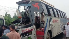 দুই বাসের মুখোমুখি সংঘর্ষে প্রাণ হারালেন চালক
