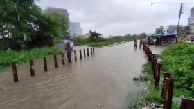 রেললাইনে জমে আছে দেড় ফুট পানি, ট্রেন চলাচল বন্ধ
