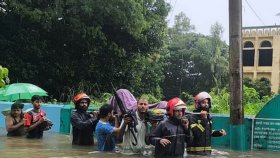 প্রসব বেদনায় কাতরাচ্ছিলেন বন্যাদুর্গত মা, মানবিক দৃষ্টান্ত দেখালেন ফায়ার সার্ভিসের কর্মীরা