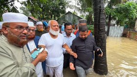 চট্টগ্রামের বন্যাদুর্গত মানুষের পাশে জামায়াত আমির