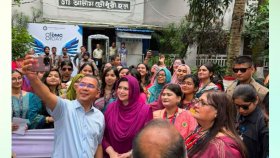 ঢাকা মেডিক্যালে প্রধানমন্ত্রীর সঙ্গে সেলফি উৎসবে শিক্ষার্থীরা