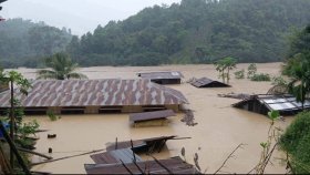 পানিতে ডুবে গেছে গোটা ইউনিয়ন, শুরু হয়েছে খাবার সংকট