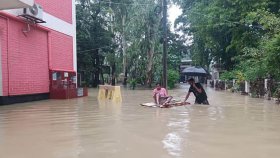 ডুবে আছে হাসপাতাল, ভেলায় ভাসিয়ে রোগীদের নিয়ে আসছেন স্বজনরা