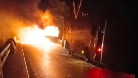 নড়াইল এক্সপ্রেসের ধাক্কায় নিহত ৫, বাসে আগুন দিলো ক্ষুব্ধ জনতা