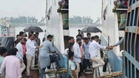 মাঝ নদী থেকে ফেরি ঘুরিয়ে ঘাটে আনলেন এমপি হান্নান মাসউদ