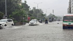 বৃষ্টিতে গণপরিবহন কম, ভোগান্তিতে নগরবাসী