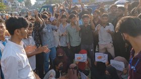 এবার শিক্ষামন্ত্রীর পদত্যাগ দাবিতে নিজ জেলায় সড়ক অবরোধ-বিক্ষোভ
