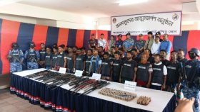 সুন্দরবনের ছোট জাহাঙ্গীর বাহিনীর প্রধানসহ ২৭ দস্যুর আত্মসমর্পণ
