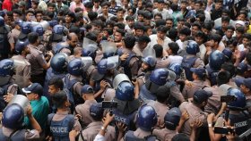 শিক্ষা বোর্ড অভিমুখে শিক্ষার্থীরা, পুলিশি বাধায় পণ্ড