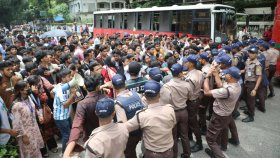কেন ‘ফার্মের মুরগি’ স্লোগান দিচ্ছেন শিক্ষার্থীরা?