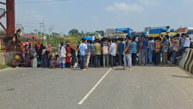 শিক্ষামন্ত্রীর পদত্যাগ দাবিতে ঢাকা-টাঙ্গাইল মহাসড়ক অবরোধ শিক্ষার্থীদের