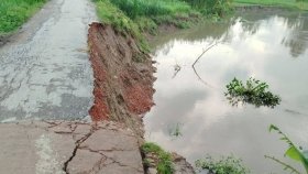 ধসে যাচ্ছে সংযোগ সড়ক, হুমকির মুখে সাদুল্লাপুরের ঘাঘট নদীর ব্রিজ