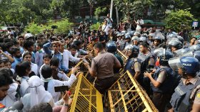 শিক্ষার্থীদের লং মার্চ: শিক্ষা ভবন মোড়ে আটকে দিলো পুলিশ