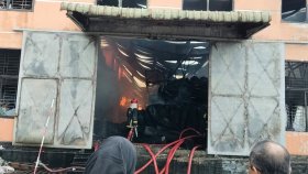 অনন্ত অ্যাপারেলসের কাপড়ের গোডাউনে আগুন