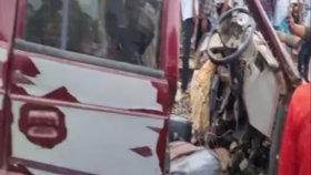 লেভেল ক্রসিংয়ে স্কুলভ্যানে ট্রেনের ধাক্কা, প্রাণ গেলো ৩ শিক্ষার্থীর