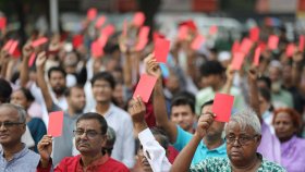 যুক্তরাষ্ট্রের সঙ্গে বাণিজ্য চুক্তিকে ‘লালকার্ড’ প্রদর্শন