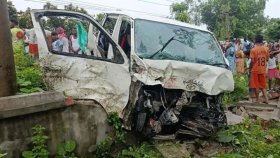 বর-কনে নিয়ে মাইক্রোবাস খাদে, নিহত ২