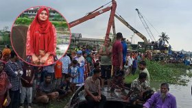 ২৭ ঘণ্টায়ও সন্ধান মেলেনি বর্ণার, নদীর পাড়ে বসে কাঁদছেন বাবা