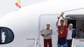বিশ্বজয়ের ট্রফি নিয়ে ঘরে ফিরলো স্পেন
