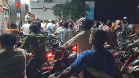 গুজবে তেলের পাম্পে হঠাৎ উপচে পড়া ভিড়, রাত পর্যন্ত দীর্ঘ লাইন