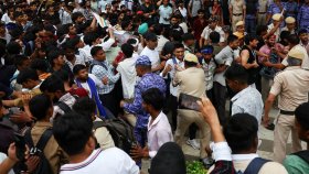 ককরোচ পার্টির পদযাত্রায় পুলিশের কাঁদানে গ্যাস ও লাঠিচার্জ